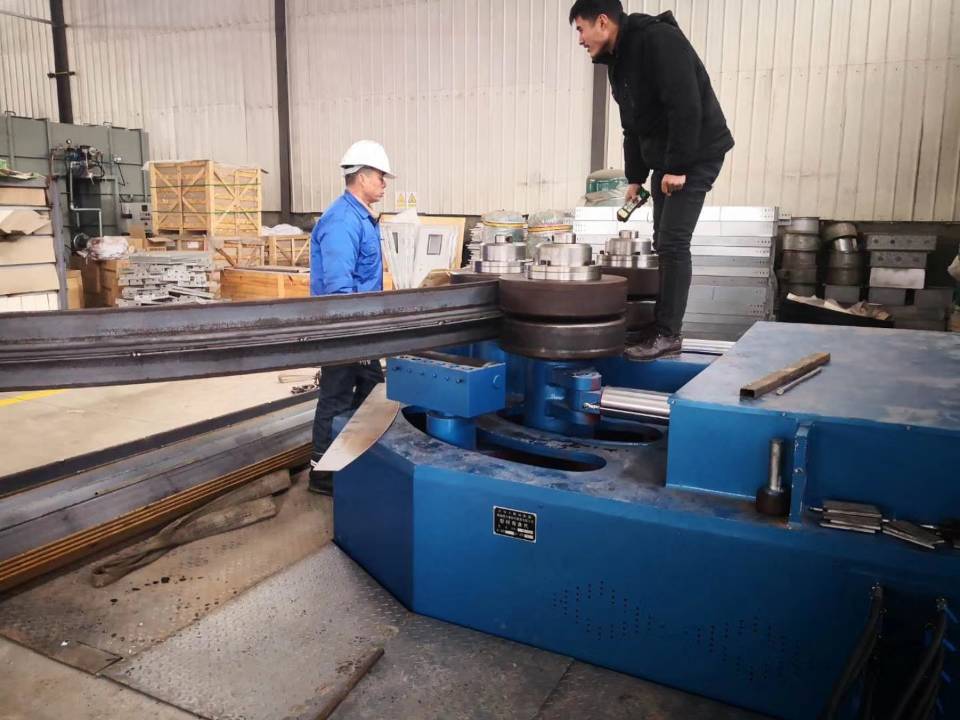 Machine à cintrer automatique de profil de tube rond en aluminium